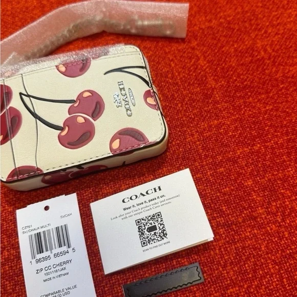 ❤️❤️❤️Coach zip card case with cherry print/silver tone hardware ❤️❤️❤️ - Picture 5 of 12